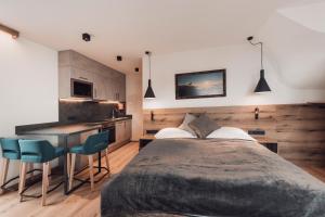 um quarto com uma cama, uma mesa e cadeiras em Alpenheim Apartment Ischgl em Ischgl