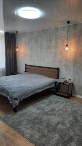 een slaapkamer met een groot bed en een tafel bij Апартаменты улица Владимира Бызова in Krivoy Rog