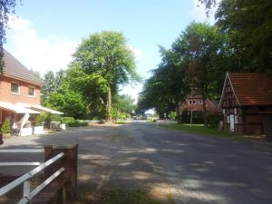 uma rua vazia numa aldeia com casas em Landhaus Wachendorf em Bruchhausen-Vilsen