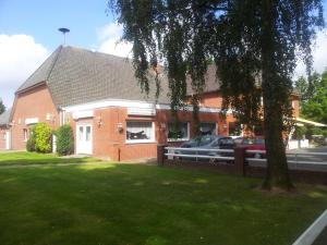 uma casa com um carro estacionado fora dela em Landhaus Wachendorf em Bruchhausen-Vilsen