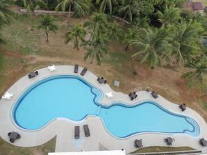 - une vue sur la piscine d'un complexe dans l'établissement De Greenish Village Langkawi, à Kuah