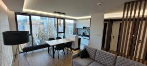 uma sala de estar com um sofá e uma mesa em Apartamenty IMPRESSA BASEN - SPA - SAUNA Lublin Centrum em Lublin