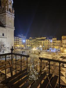 un vaso di vetro seduto su un tavolo accanto a un edificio di Cathedral Suite Home a Logroño