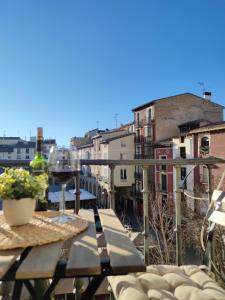 balcone con tavoli da picnic e bottiglia di vino di Cathedral Suite Home a Logroño