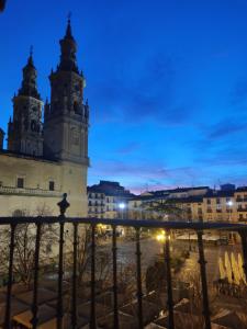 vista sulla città di notte di Cathedral Suite Home a Logroño