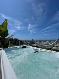 een hot tub met uitzicht op de oceaan bij We Surf House in Figueira da Foz