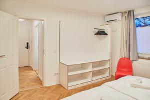 Un pat sau paturi într-o cameră la Gemütliche Wohnung mit Balkon