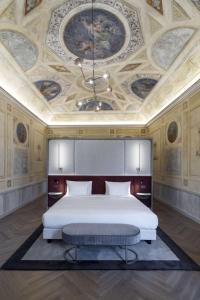 Tempat tidur dalam kamar di Radisson Collection Hotel, Palazzo Nani Venice