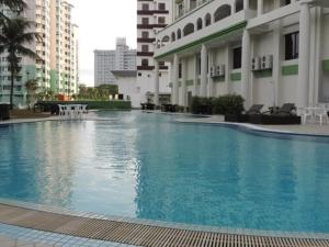 une grande piscine au milieu d'un bâtiment dans l'établissement De Greenish Village Langkawi, à Kuah