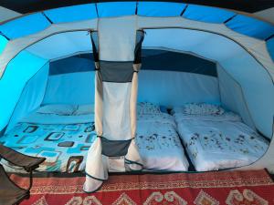 um quarto com 2 camas numa tenda em Nile it Resort em Jinja