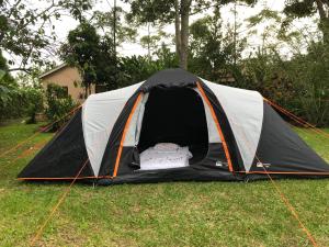 uma tenda preta e cinzenta na relva em Nile it Resort em Jinja