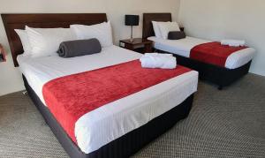 Cama ou camas em um quarto em Seaton Arms Motor Inn