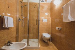 Bathroom sa B&B Garni Villa Campitello