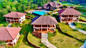 Kolam renang di atau di dekat Machaan Plantation Resort, Sakleshpur