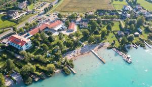 una vista aerea di una spiaggia con barche in acqua di Strandhotel Faak a Faak am See