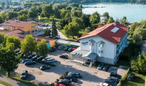 vista aerea di un edificio con parcheggio di Strandhotel Faak a Faak am See