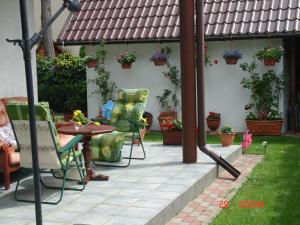 Vrt pred nastanitvijo Beautiful holiday house with swimming pool, only 200m from the lake, Morzyczyn