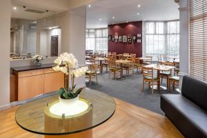 A seating area at Holiday Inn Basingstoke, an IHG Hotel