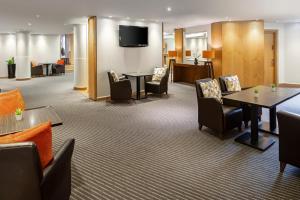 A television and/or entertainment centre at Holiday Inn Basingstoke, an IHG Hotel