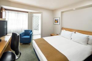 A bed or beds in a room at Holiday Inn Basingstoke, an IHG Hotel