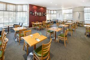 A restaurant or other place to eat at Holiday Inn Basingstoke, an IHG Hotel