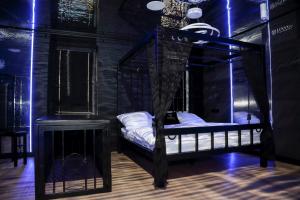 BDSM Apartament Luxxx gorące serce Częstochowy - ADULTS ONLY في تشينستوخوفا: غرفة سوداء مع سرير مع مظلة