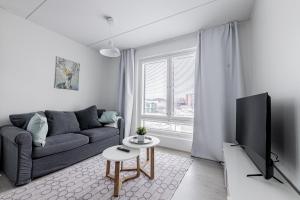 un soggiorno con divano e TV di Apartment, SleepWell, Nuutti a Turku