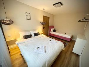 um quarto com uma cama com duas toalhas em Best place to stay-Self check in-24h em Reşiţa