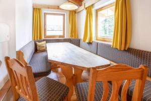 comedor con mesa y 2 sillas en Chalet, Hochkrimml, en Krimml