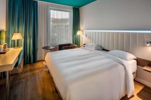 A bed or beds in a room at Park Inn by Radisson Stuttgart