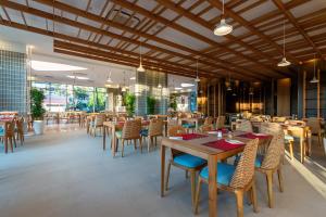 Um restaurante ou outro lugar para comer em Carine Hotel Kumbor Superior