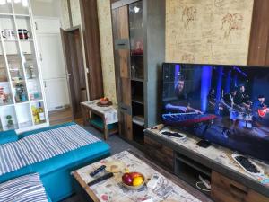 Televisyen dan/atau pusat hiburan di Delux Apartments Cote dAgur Burgas