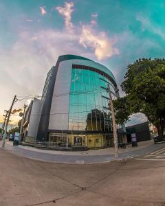 un grande edificio in vetro su una strada cittadina di HOTEL OSHO a Santa Cruz de la Sierra