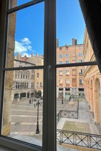 - une vue depuis la fenêtre d'une rue de la ville dans l'établissement Coeur Vieux Lyon, 60 M2 lumineux tout confort, à Lyon