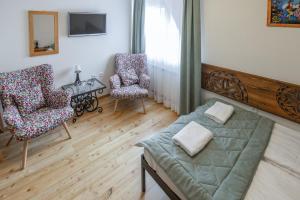 a living room with two chairs and a couch at Moje Tatry Gluten Free in Biały Dunajec