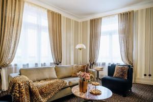 a living room with a couch and a table at Hotel H15 Francuski Old Town - Destigo Hotels in Kraków