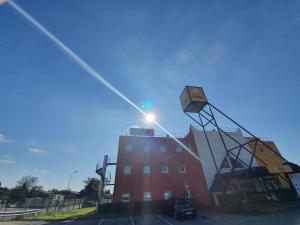 een gebouw met een licht erop bij Premiere Classe Valence - Bourg Les Valence in Bourg-lès-Valence