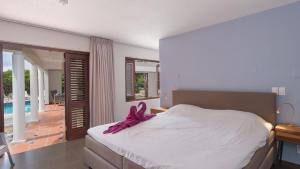 Cama ou camas em um quarto em Coral Estate Villa 19 - architectural eye-catcher with private pool