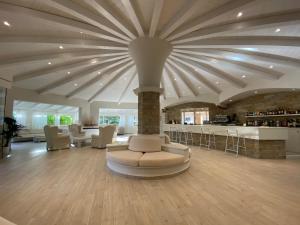 sala de estar con sofá blanco y mesa en Hotel Nibaru, en Porto Cervo