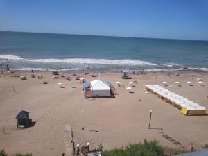 Une plage avec beaucoup de gens et l'océan dans l'établissement Mitre Al Mar, à Ostende