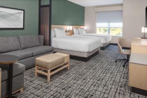 Hyatt Place Charlotte University tesisinde bir odada yatak veya yataklar