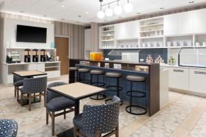 Hyatt Place Charlotte University tesisinde mutfak veya mini mutfak