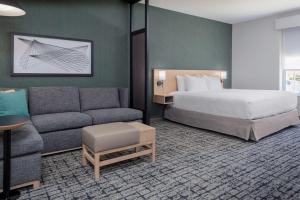 Hyatt Place Charlotte University tesisinde bir odada yatak veya yataklar