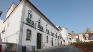 una fila di edifici bianchi su una strada di MouraSuites Hotel a Évora