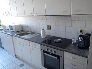 - une cuisine avec un évier et un comptoir dans l'établissement Porto 2 Bedroom Beach Apartment, à Matosinhos