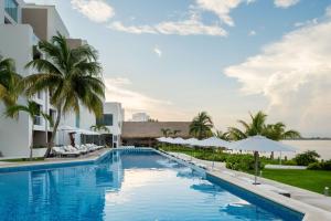 A piscina localizada em Real Inn Cancún ou nos arredores