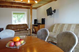 ein Wohnzimmer mit einem Tisch und einer Obstschale darauf in der Unterkunft Holiday House in Szczecin at the lake with the terrace in Stettin