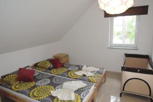 1 dormitorio con 2 camas con almohadas y ventana en Big holiday home in Lukecin for 9 persons, en Łukęcin