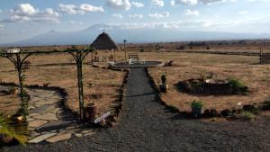 ścieżka na polu z drzewami i budynek w obiekcie Amanya Double Pitch Tent with Mt Kilimanjaro View w mieście Amboseli