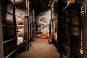 Lliteres en una habitació de Capsule Hotel - Alpine Garden Zurich Airport